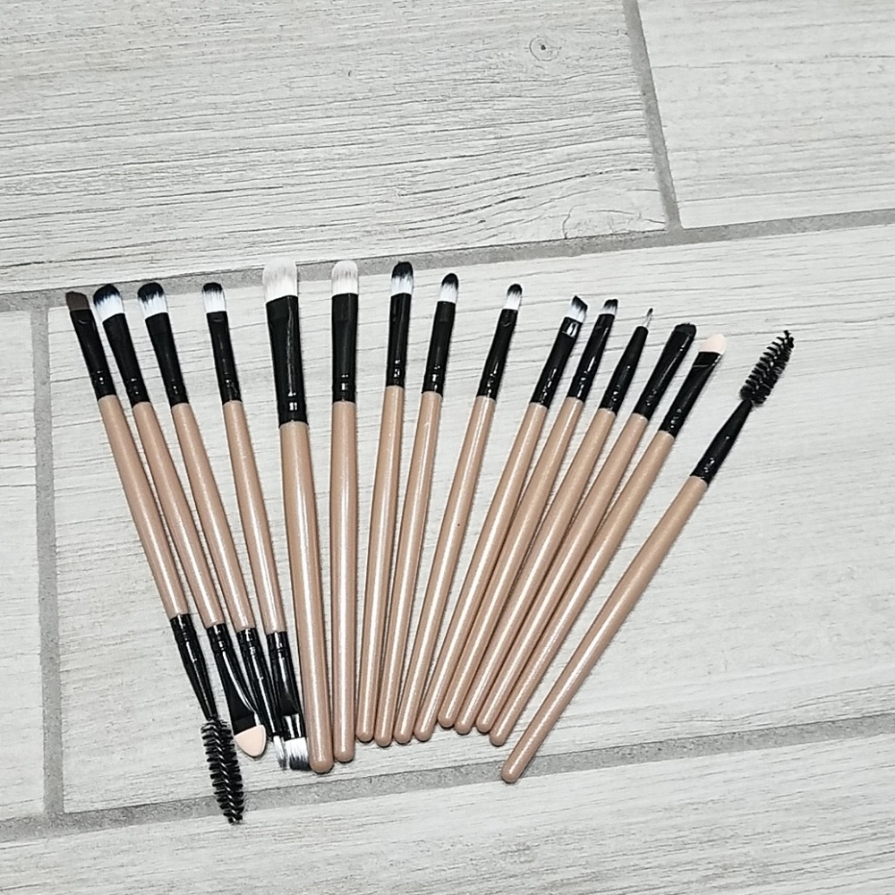 Set of 15 makeup brushes